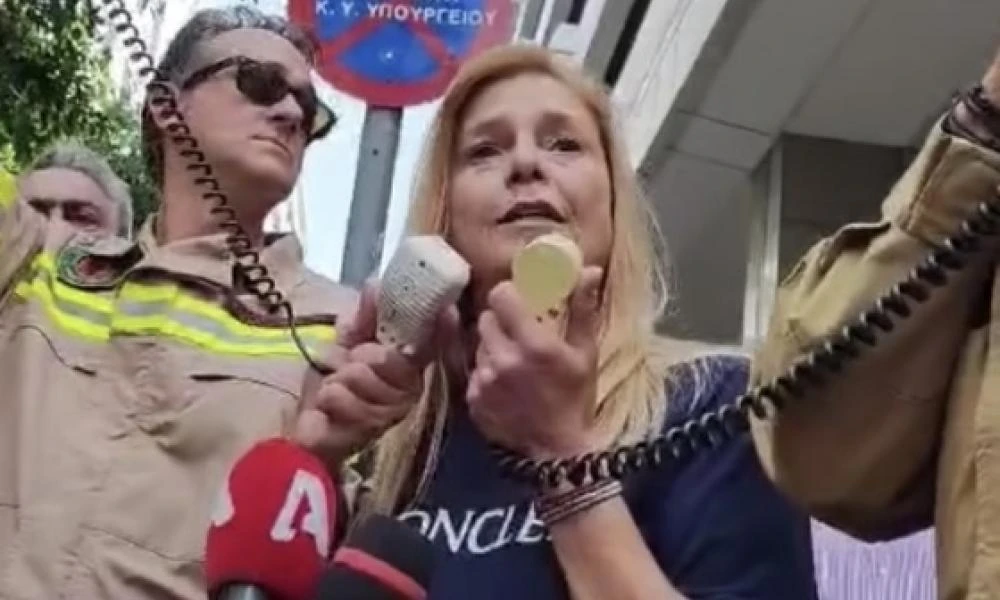 Αθήνα: Η Αλεξανδρουπολίτισσα που συγκίνησε με τα λόγια της στην συγκέντρωση των Εποχικών Πυροσβεστών